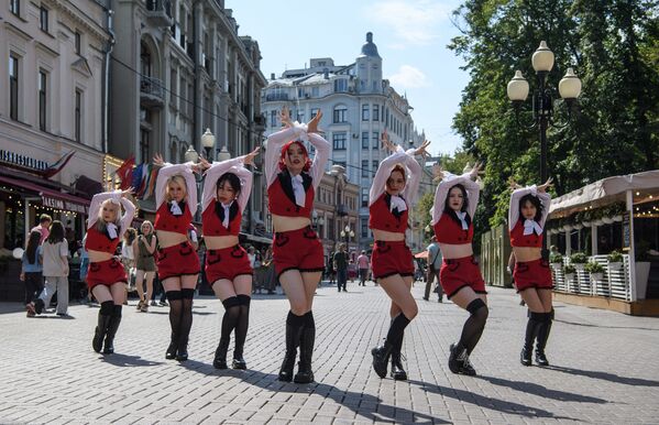 Un grupo de bailarines actúa en una calle de Moscú. - Sputnik Mundo