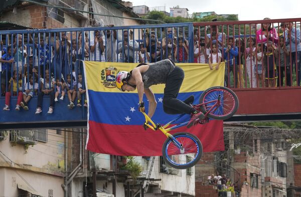 El ciclista de BMX y campeón olímpico venezolano Daniel Dhers en una exhibición celebrada en Caracas. - Sputnik Mundo