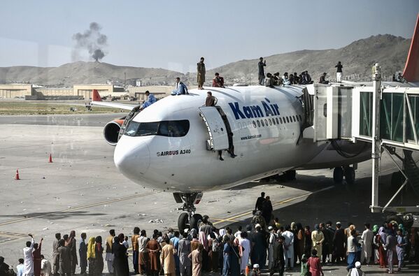 Pánico en el aeropuerto de Kabul luego del regreso al poder de los talibanes (organización terrorista proscrita en Rusia y otros países). - Sputnik Mundo