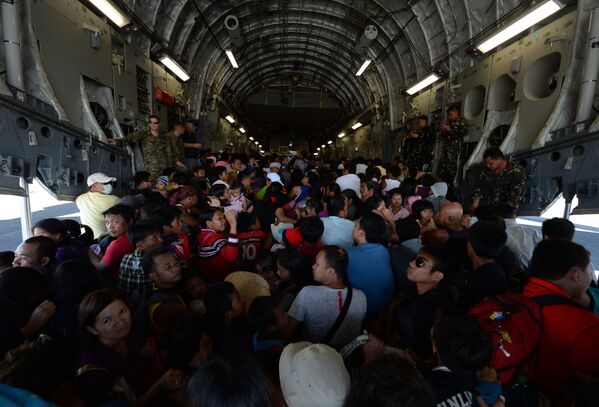 2013: Un avión C-17 Globemaster III de EEUU evacuó a 670 personas ante la llegada del tifón Haiyan a Filipinas en noviembre. - Sputnik Mundo