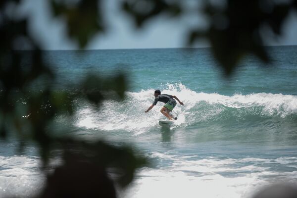 Un niño surfeando en Anare, Venezuela Un niño surfeando en Anare, Venezuela - Sputnik Mundo