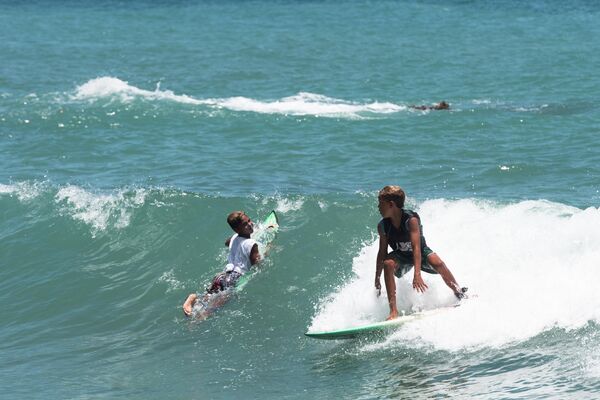 Niños surfeando en Anare, Venezuela - Sputnik Mundo
