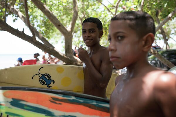 Niños con sus tablas de surf Niños con sus tablas de surf - Sputnik Mundo