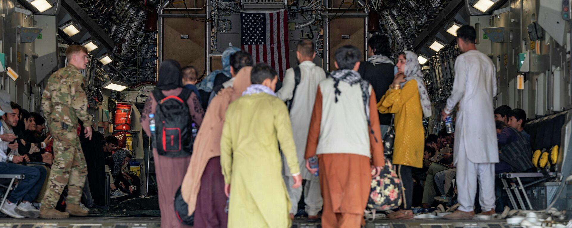 Evacuación en el aeropuerto internacional Hamid Karzai, en Afganistán - Sputnik Mundo, 1920, 21.08.2021