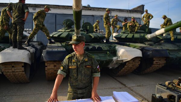Los militares rusos se preparan para el Biatlón de Tanques - Sputnik Mundo