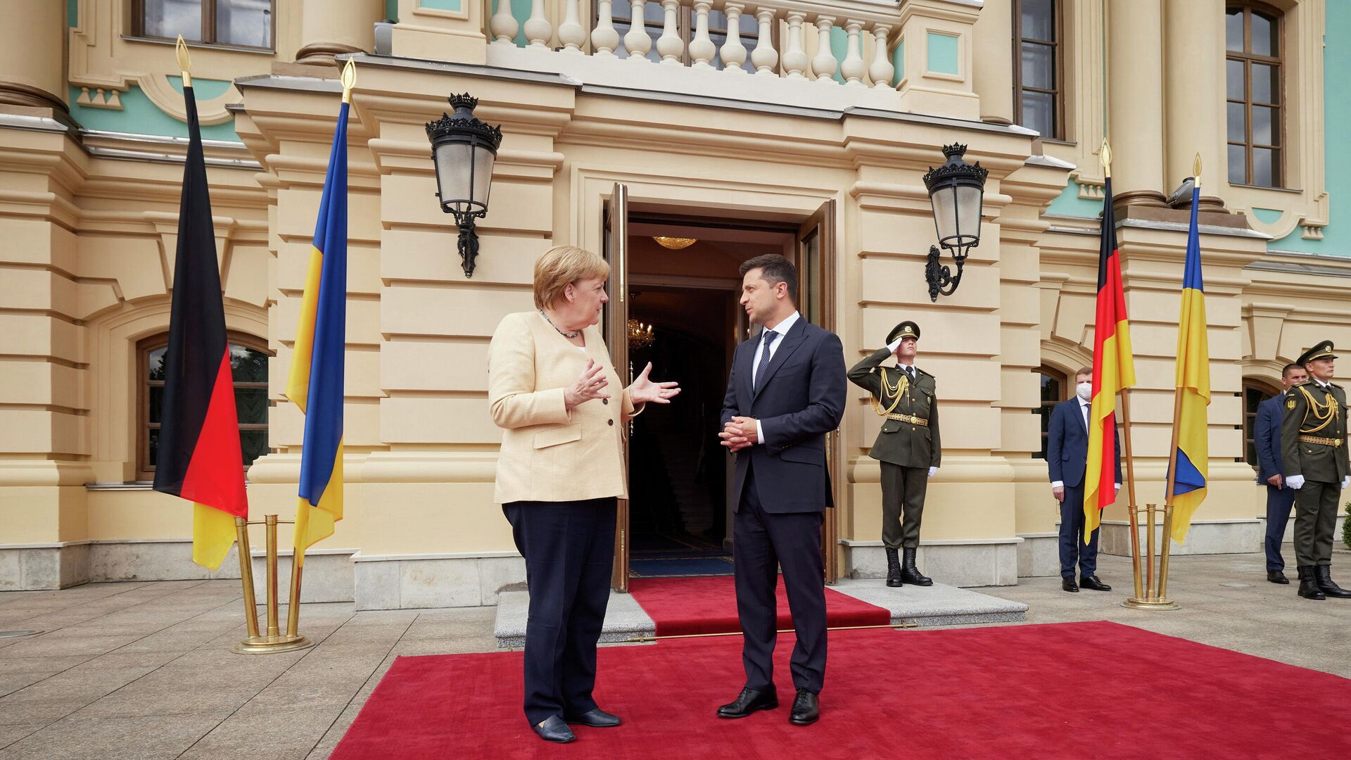 La canciller federal de Alemania, Angela Merkel, y el presidente ucraniano, Volodímir Zelenski - Sputnik Mundo, 1920, 22.08.2021