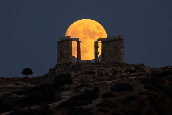 Luna llena sobre el templo de Poseidón en el cabo de Sunio (Grecia). - Sputnik Mundo