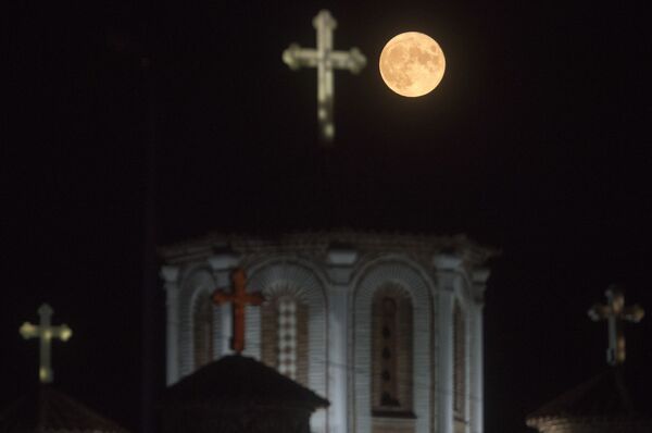 A menudo se usa el término &#x27;luna azul&#x27; indistintamente para nombrar también a una ocurrencia similar, cuando hay dos plenilunios en un mismo mes.En la foto: la luna de esturión se eleva detrás de la iglesia de San Juan Bautista en Skopie (Macedonia del Norte). - Sputnik Mundo