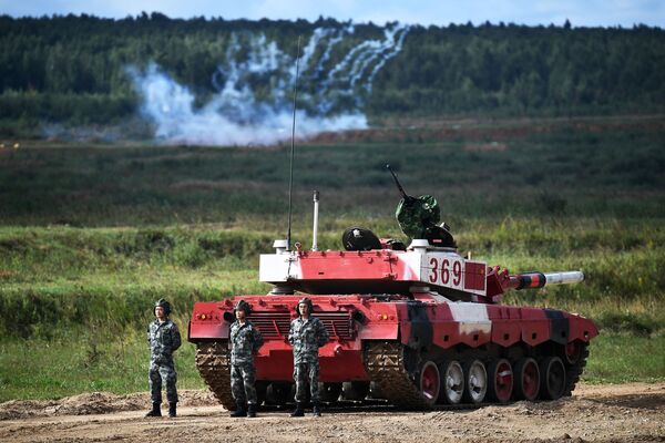 La tripulación de un tanque del equipo chino durante el Biatlón de Tanques-2021 en el campo de maniobras en Alábino, ubicado en la región de Moscú. - Sputnik Mundo