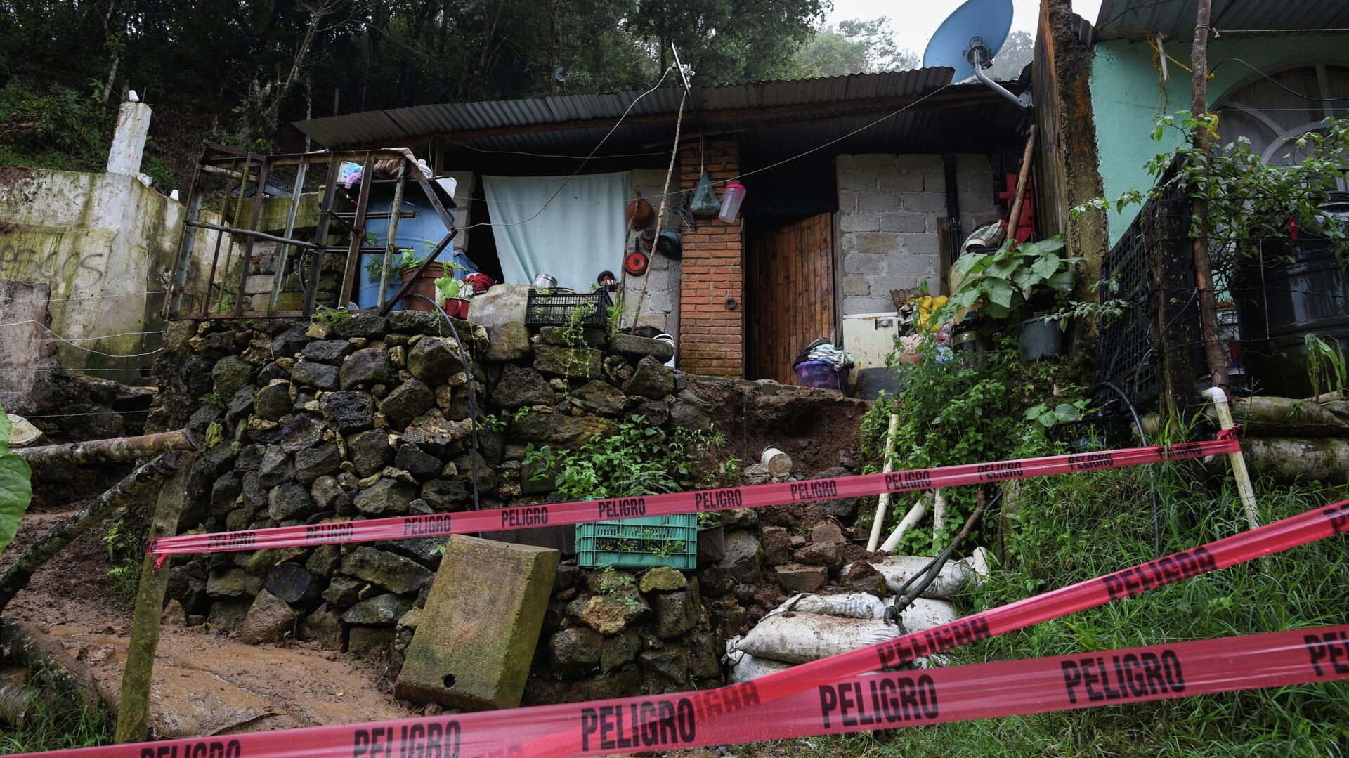 Una casa afectada por el huracán Grace en Xalapa, México - Sputnik Mundo, 1920, 23.08.2021