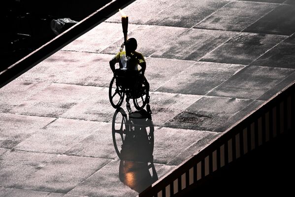 El relevo de la antorcha paralímpica en la ceremonia de inauguración de los Juegos Paralímpicos 2020. - Sputnik Mundo