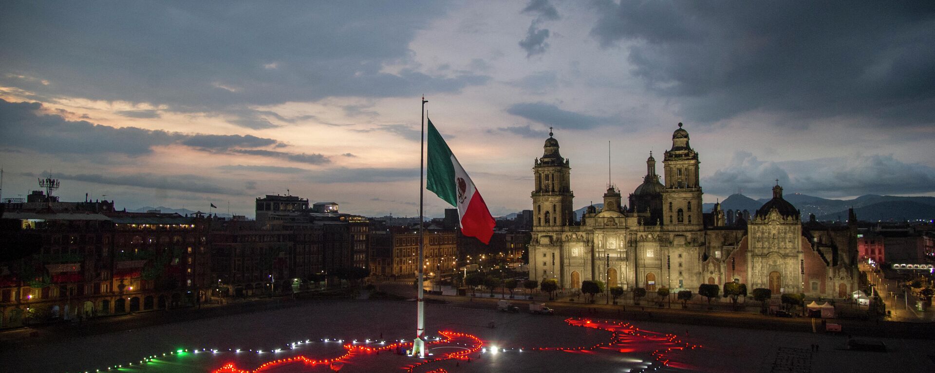 La bandera de México en el Zócalo capitalino durante la celebración del Día de lndependencia - Sputnik Mundo, 1920, 25.08.2021