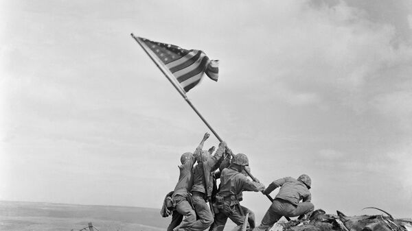 Izado de la bandera de Estados Unidos en Iwo Jima - Sputnik Mundo