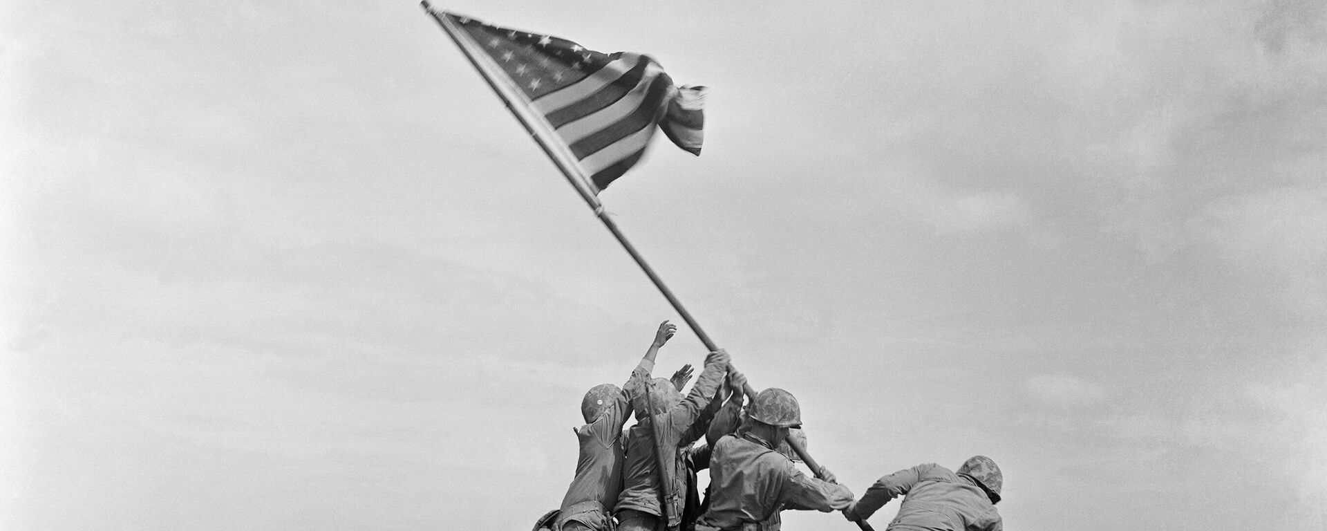 Izado de la bandera de Estados Unidos en Iwo Jima - Sputnik Mundo, 1920, 26.08.2021