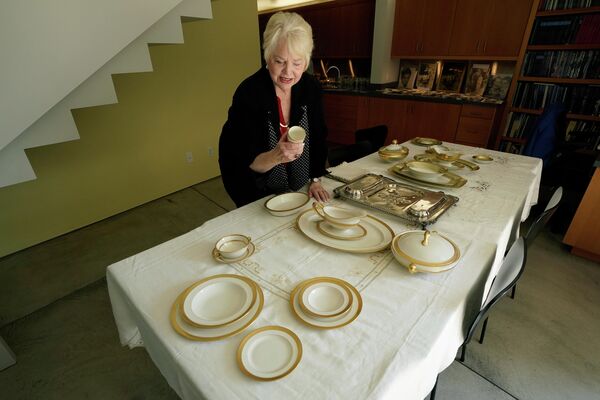 Piezas de porcelana fina con bordes de oro de Al Capone Piezas de porcelana fina con bordes de oro de Al Capone - Sputnik Mundo