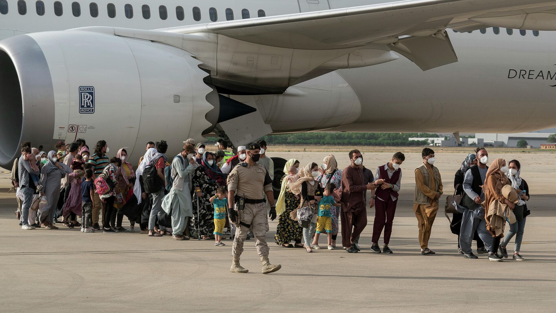Varias personas llegan a la base aérea de Torrejón de Ardoz, procedentes de Afganistán. - Sputnik Mundo, 1920, 27.08.2021