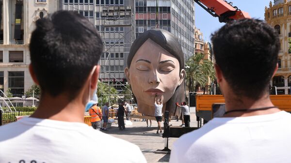 La falla de la meditadora durante la instalación en agosto de 2021 en la plaza del Ayuntamiento de Valencia - Sputnik Mundo