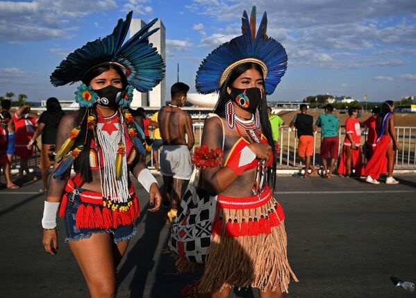 Mujeres de la tribu krenak durante un mitin frente a la sede del Supremo Tribunal Federal de Brasil para exigir el derecho a disponer de las tierras de sus ancestros. - Sputnik Mundo