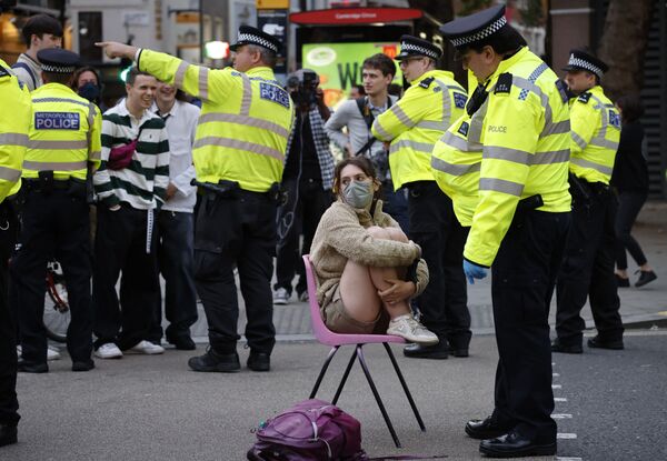 Policías londinenses detienen una manifestación del grupo ecologista  Extinction Rebellion (Rebelión contra la Extinción, en español). - Sputnik Mundo