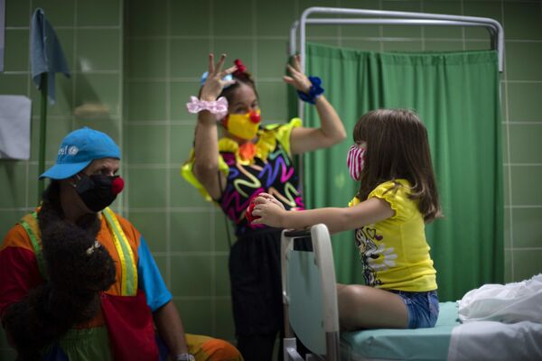 Payasos entretienen a una pequeña paciente durante la campaña de vacunación en La Habana (Cuba). - Sputnik Mundo