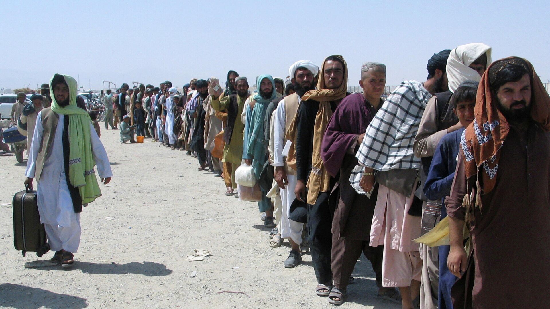 La gente trata de cruzar la frontera entre Afganistán y Pakistán  - Sputnik Mundo, 1920, 27.08.2021