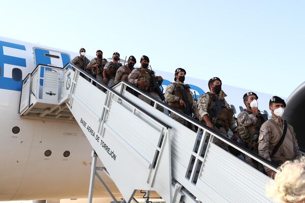 La llegada del avión con evacuados de Kabul a la base militar de Torrejón de Ardoz  - Sputnik Mundo