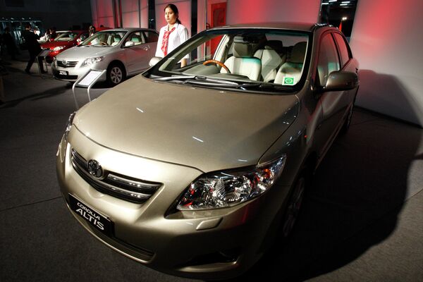 Toyota lanza diferentes versiones del Corolla para el mercado europeo, norteamericano y asiático. En la foto: Corolla Altis, en exhibición en la India. - Sputnik Mundo