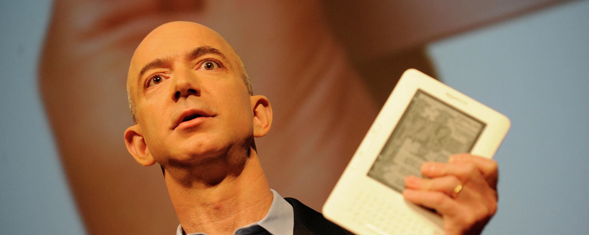 Jeff Bezos sujeta un libro electrónico Amazon Kindle, foto de archivo - Sputnik Mundo, 1920, 28.08.2021