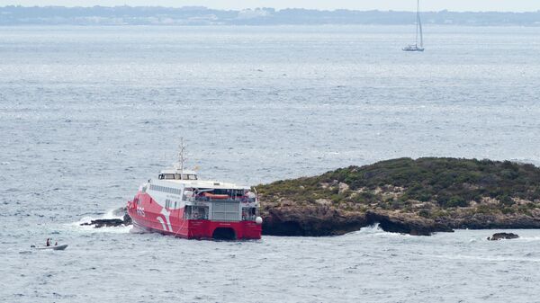El ferry 'San Gwann' de la naviera FRS encallado en el islote norte de Es Malvins (Ibiza) - Sputnik Mundo