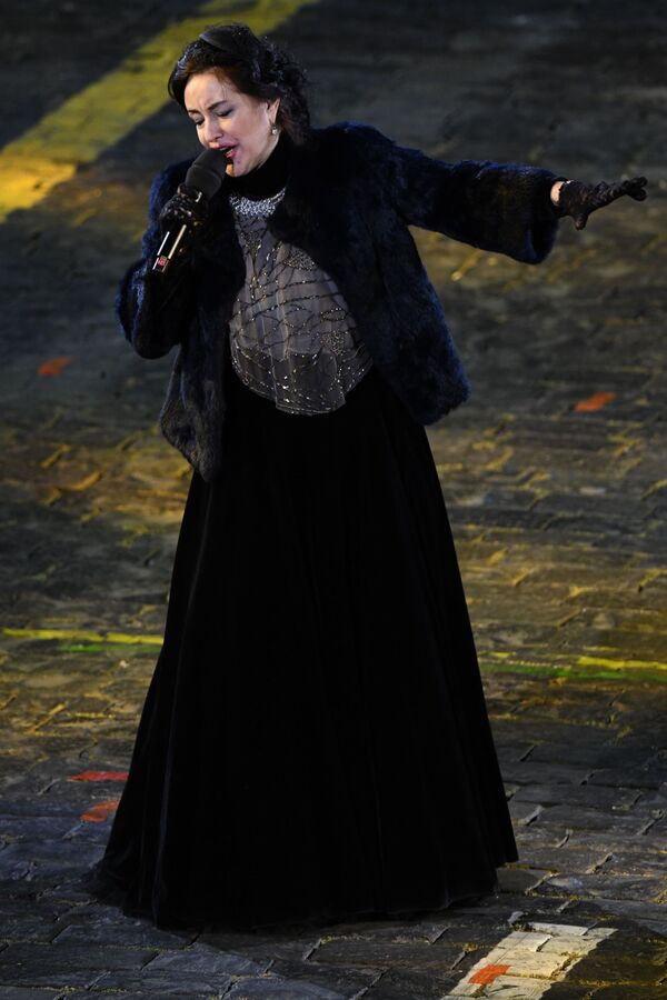 La cantante georgiana Tamara Gverdtsiteli actúa en la ceremonia de apertura del XIV Festival Internacional Torre Spásskaya en la Plaza Roja de Moscú. - Sputnik Mundo