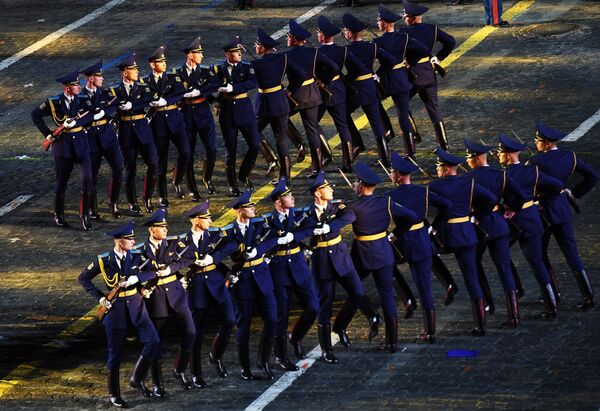 Una compañía de la guardia de honor de las Fuerzas Armadas de Bielorrusia actúa en la ceremonia de apertura de Torre Spásskaya. - Sputnik Mundo