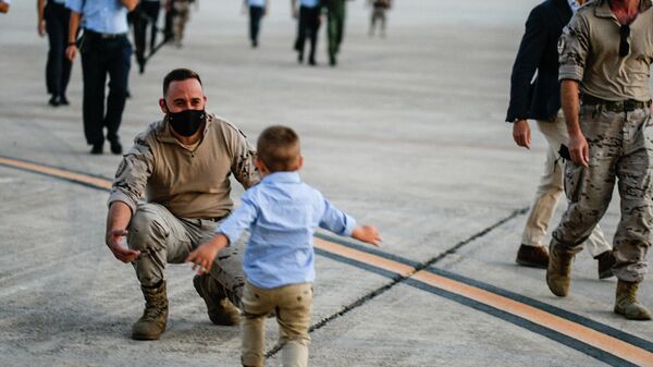Soldado español siendo recibido por su hijo tras regresar de Afganistán  - Sputnik Mundo