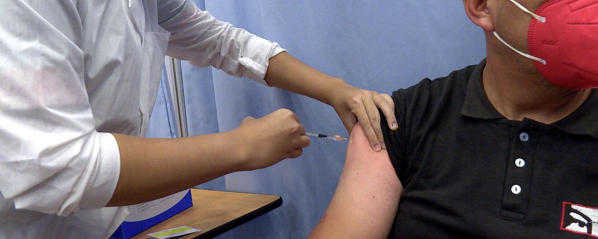 Julio Parada, empleado público, recibe la segunda dosis de una vacuna contra el COVID-19 en Caracas - Sputnik Mundo, 1920, 14.10.2021