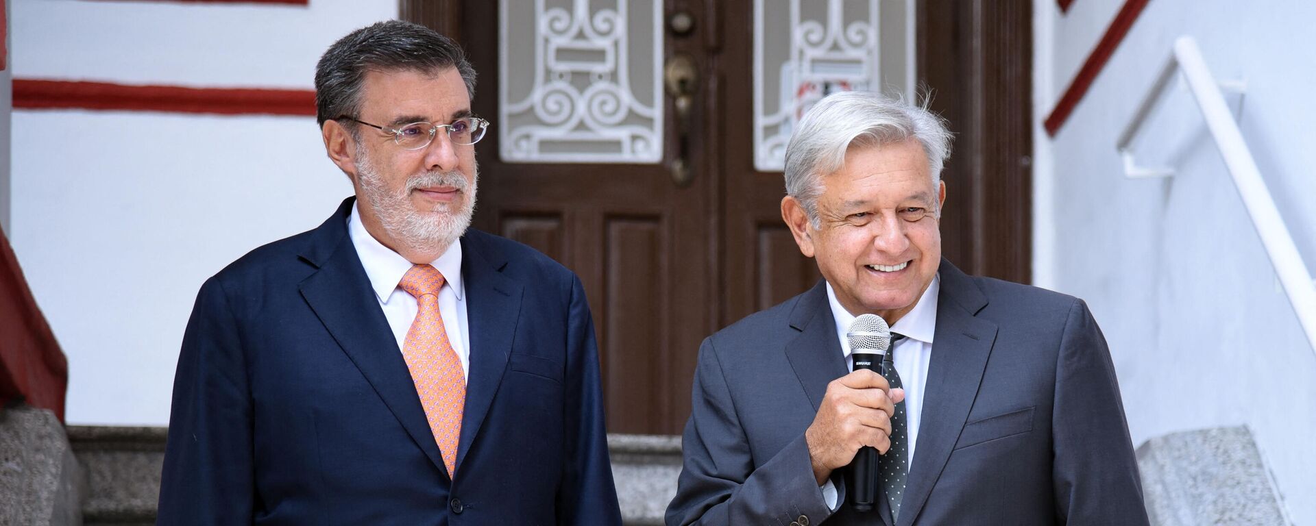 El presidente de México, Andrés Manuel López Obrador, (derecha) y el Consejero Jurídico de la Presidencia de México, Julio Scherer Ibarra - Sputnik Mundo, 1920, 01.09.2021