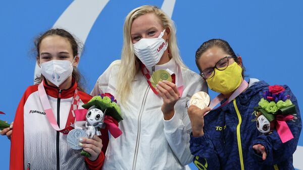 La medallista de oro Jessica Long, de Estados Unidos, celebra su victoria en el podio junto a la medallista de plata, Viktoriia Ishchiulova, del Comité  Paralímpico de Rusia, y la medallista de bronce Laura Carolina González Rodríguez, de Colombia  - Sputnik Mundo
