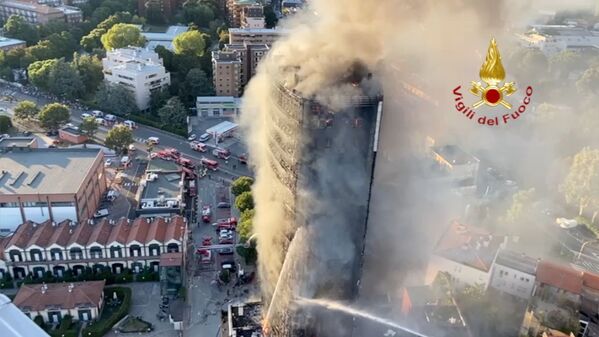 Un gran incendio arrasa un bloque de apartamentos en Milán, Italia, el 29 de agosto de 2021. - Sputnik Mundo