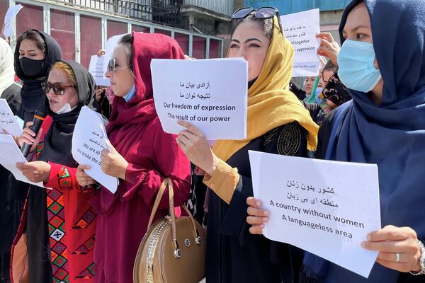 Una manifestación por los derechos de las mujeres en Kabul - Sputnik Mundo