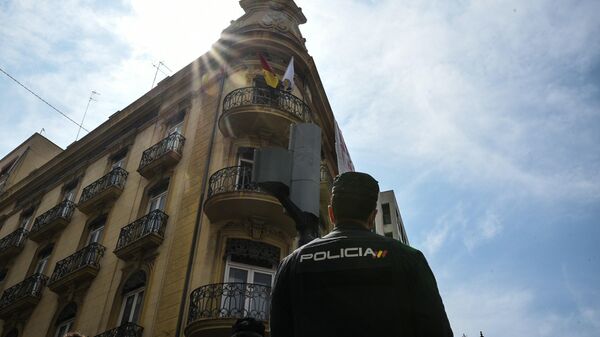 Un agente vigila un edificio 'okupado' en la ciudad española de Valencia (referencial)  - Sputnik Mundo
