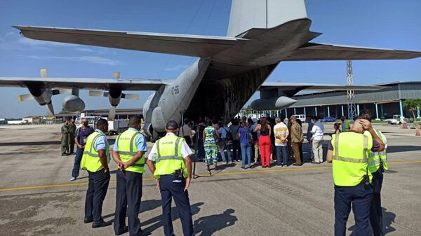 Avión argentino llega a Cuba con ayuda humanitaria para enfrentar pandemia de COVID-19 - Sputnik Mundo