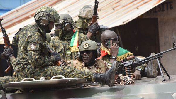 Военнослужащие Гвинеи на одной из улиц Конакри после ареста президента Альфы Конде - Sputnik Mundo