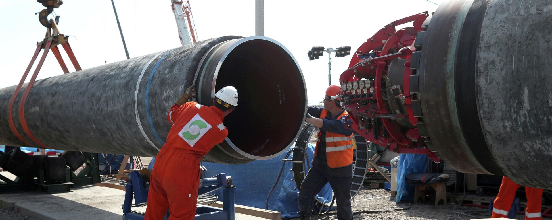 Unos trabajadores actúan en la construcción del gasoducto Nord Stream 2 - Sputnik Mundo, 1920, 07.09.2021