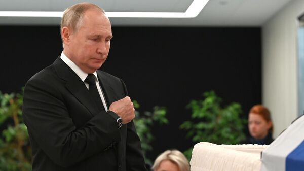 El presidente de Rusia, Vladímir Putin, en la ceremonia de despedida del ministro de Emergencias, Evgueni Zínichev, el 10 de septiembre de 2021  - Sputnik Mundo