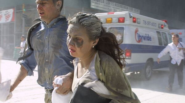 Люди убегают во время теракта в Нью-Йорке  - Sputnik Mundo