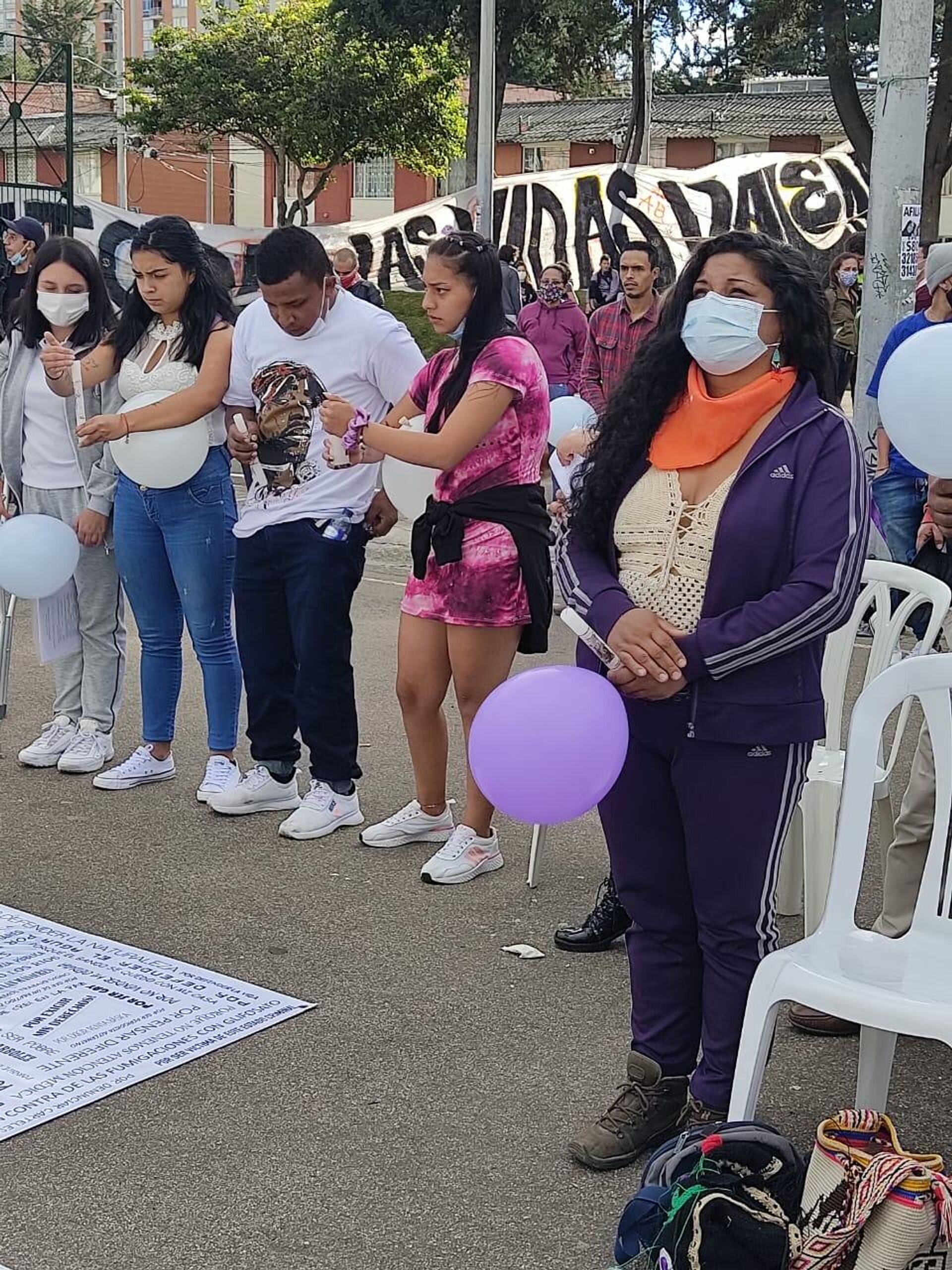 Familiares de las víctimas que murieron en medio de protestas contra la policía hace un año, les hicieron un homenaje este jueves en la zona del Verbenal, norte de Bogotá, epicentro de las manifestaciones Familiares de las víctimas que murieron en medio de protestas contra la policía hace un año, les hicieron un homenaje este jueves en la zona del Verbenal, norte de Bogotá, epicentro de las manifestaciones - Sputnik Mundo, 1920, 10.09.2021