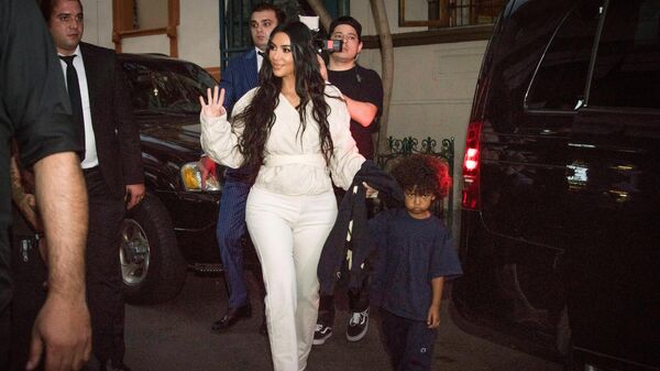 La empresaria estadounidense Kim Kardashian con su hijo Saint durante su visita en Armenia, 2019 - Sputnik Mundo