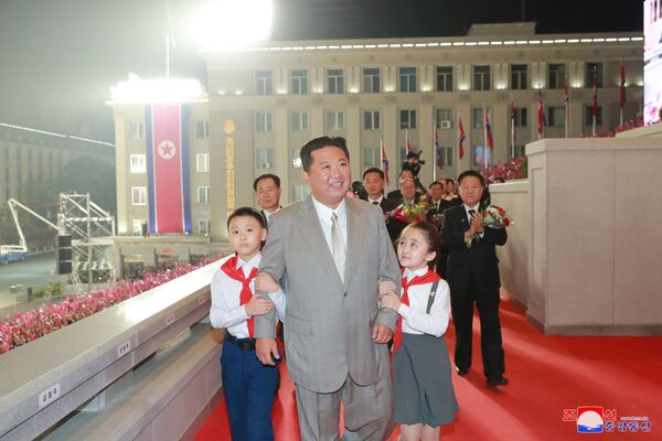 El líder supremo de Corea del Norte, Kim Jong-un, asiste a un desfile militar con motivo del 73 aniversario de la república. - Sputnik Mundo