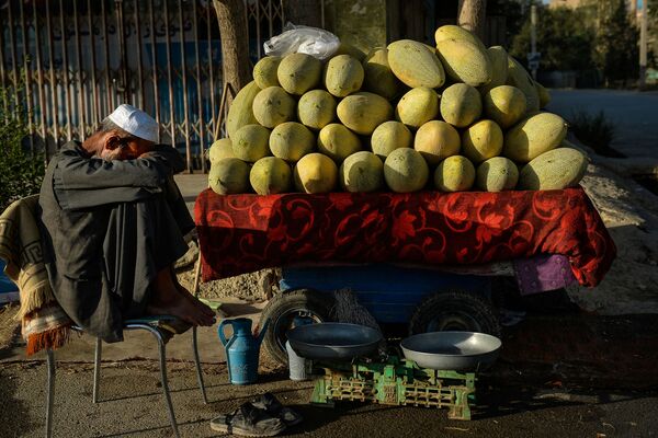 Un vendedor de frutas callejero en Kabul. - Sputnik Mundo