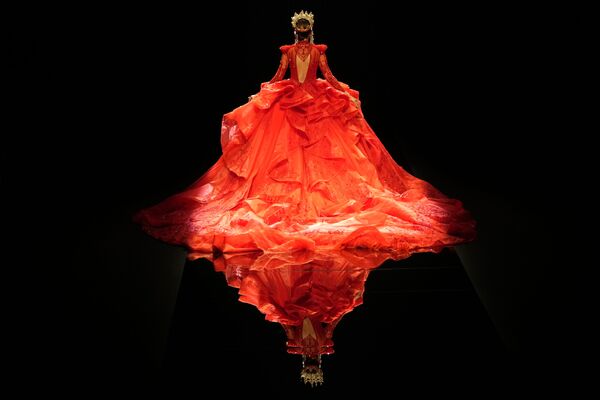 Una modelo desfila con una creación del diseñador Hongwei Zhang en la Semana de la Moda de Pekín. - Sputnik Mundo