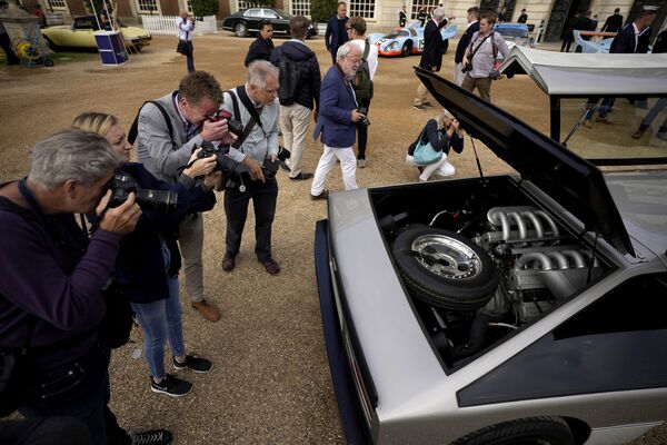 Los periodistas toman fotos del motor del Aston Martin Bulldog: un V8 de 5,3 litros biturbo, que genera 700 caballos de potencia y 678 Nm de par motor.  Después de la restauración, Sarofim planea llevar este auto hasta una velocidad de 322 km/h.   - Sputnik Mundo