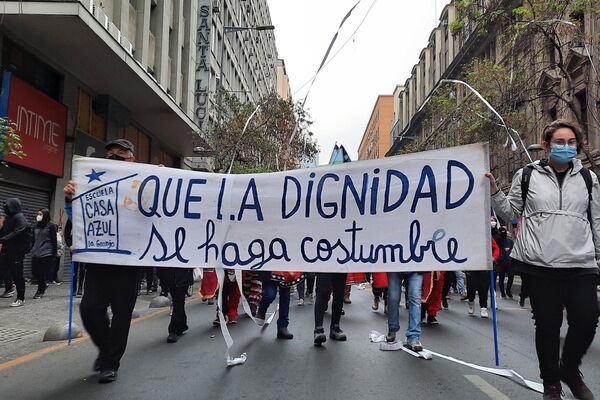 Pancarta con frase insigne de la revuelta social de octubre de 2019 en Chile - Sputnik Mundo